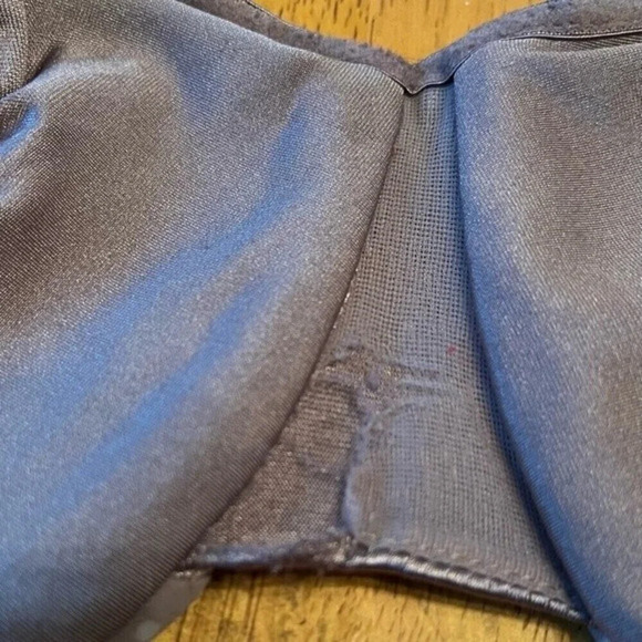 Olga by Women’s polkadot underwire bra, size 42D - Picture 2 of 5